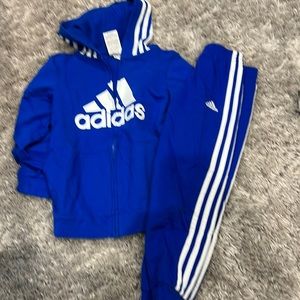 Adidas boys track suit size 7 never worn.